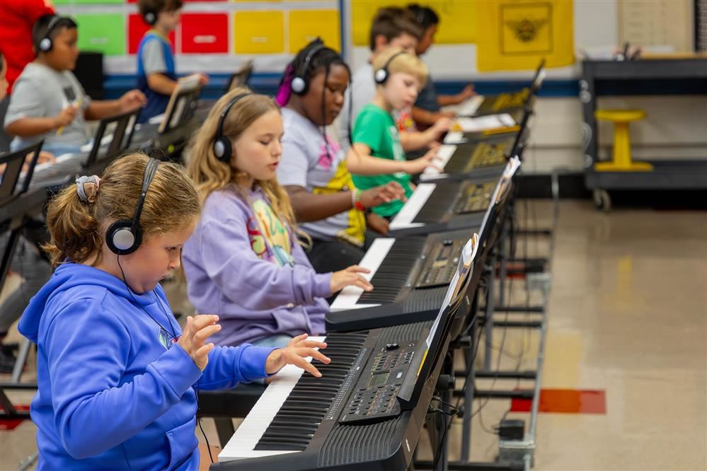 kids playing keyboards